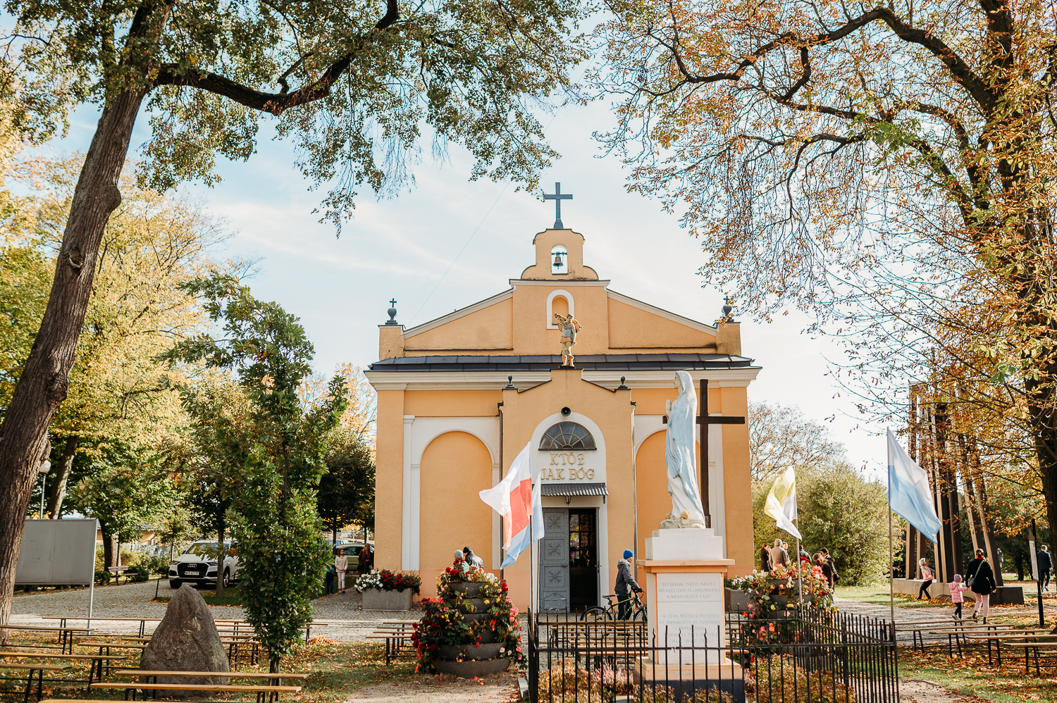 Najważniejsze momenty, które zatrzymuję podczas reportażu z chrztu w Warszawie, zdjęcie przedstawia kościół pod WArszawą 