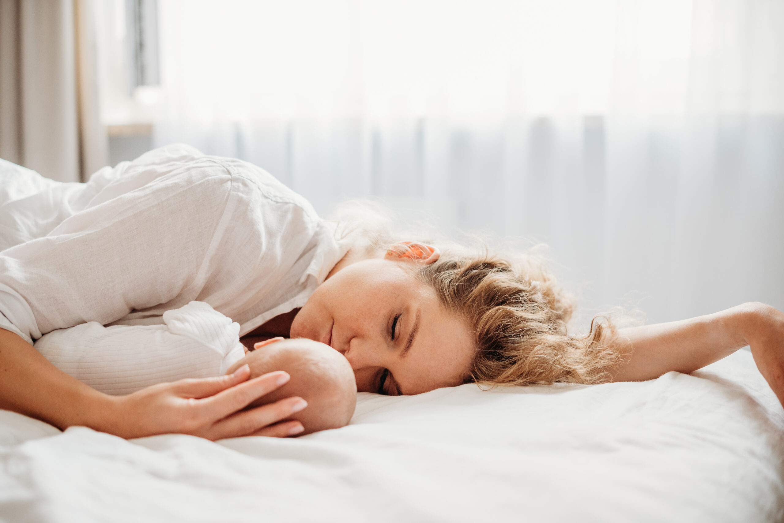 mama przytula noworodka podczas sesji rodzinnej w warszawie<br />
