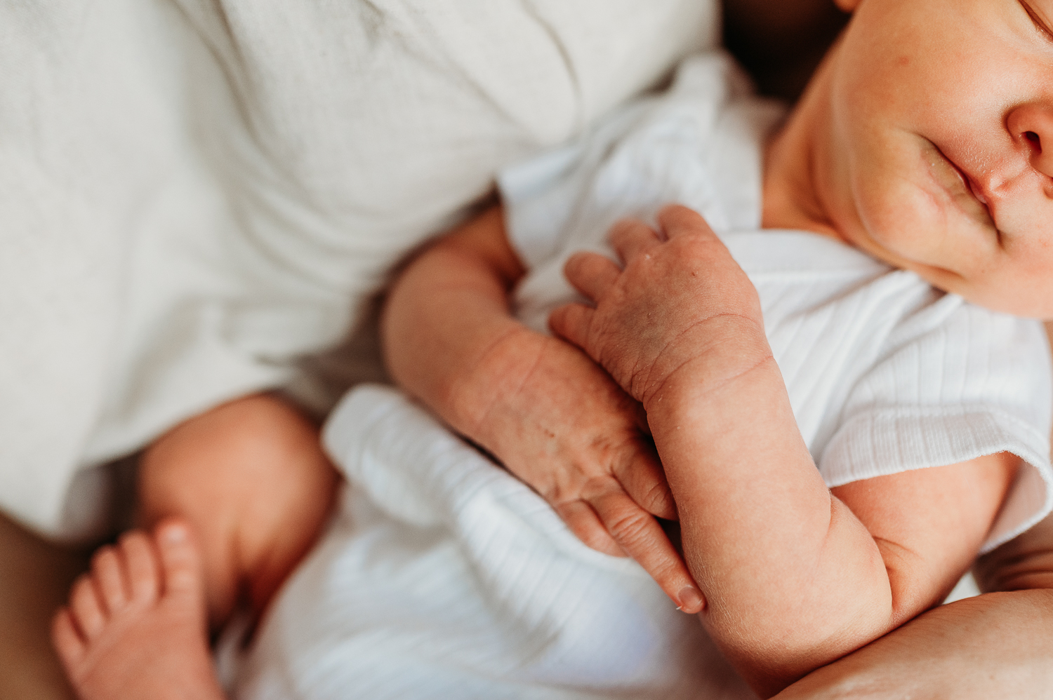 zbliżenie na małe rączki noworodka