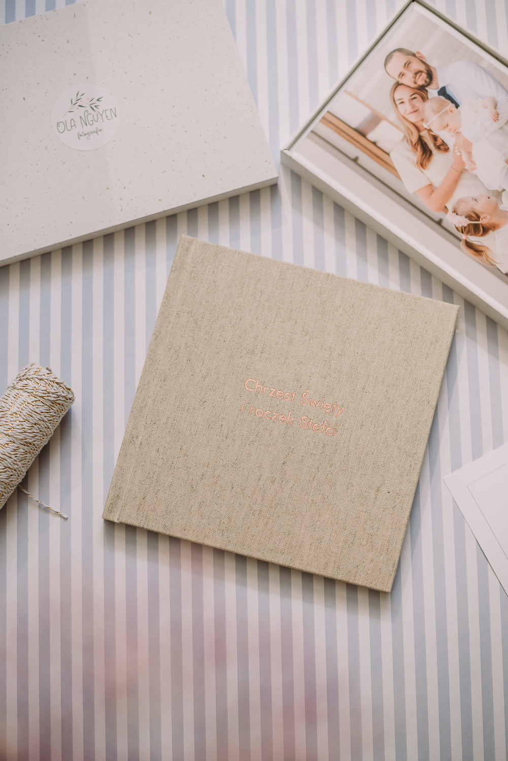 album rodzinny z okazji chrztu i roczku dziecka