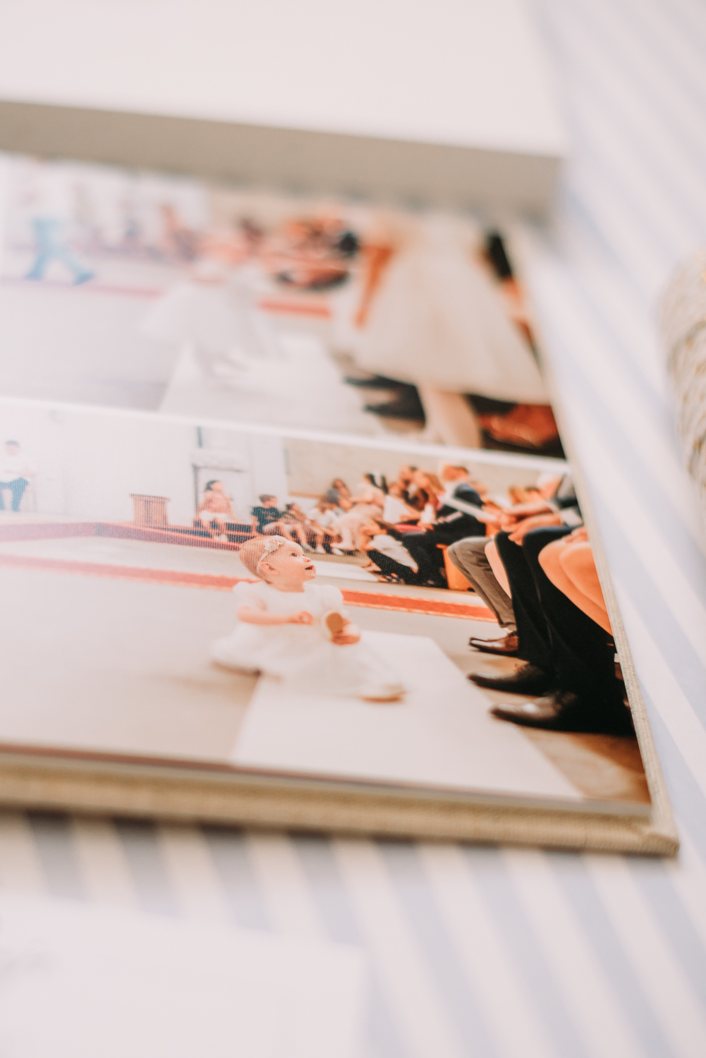 zdjęcie kartki albumu ze zdjęciami z chrztu<br />
