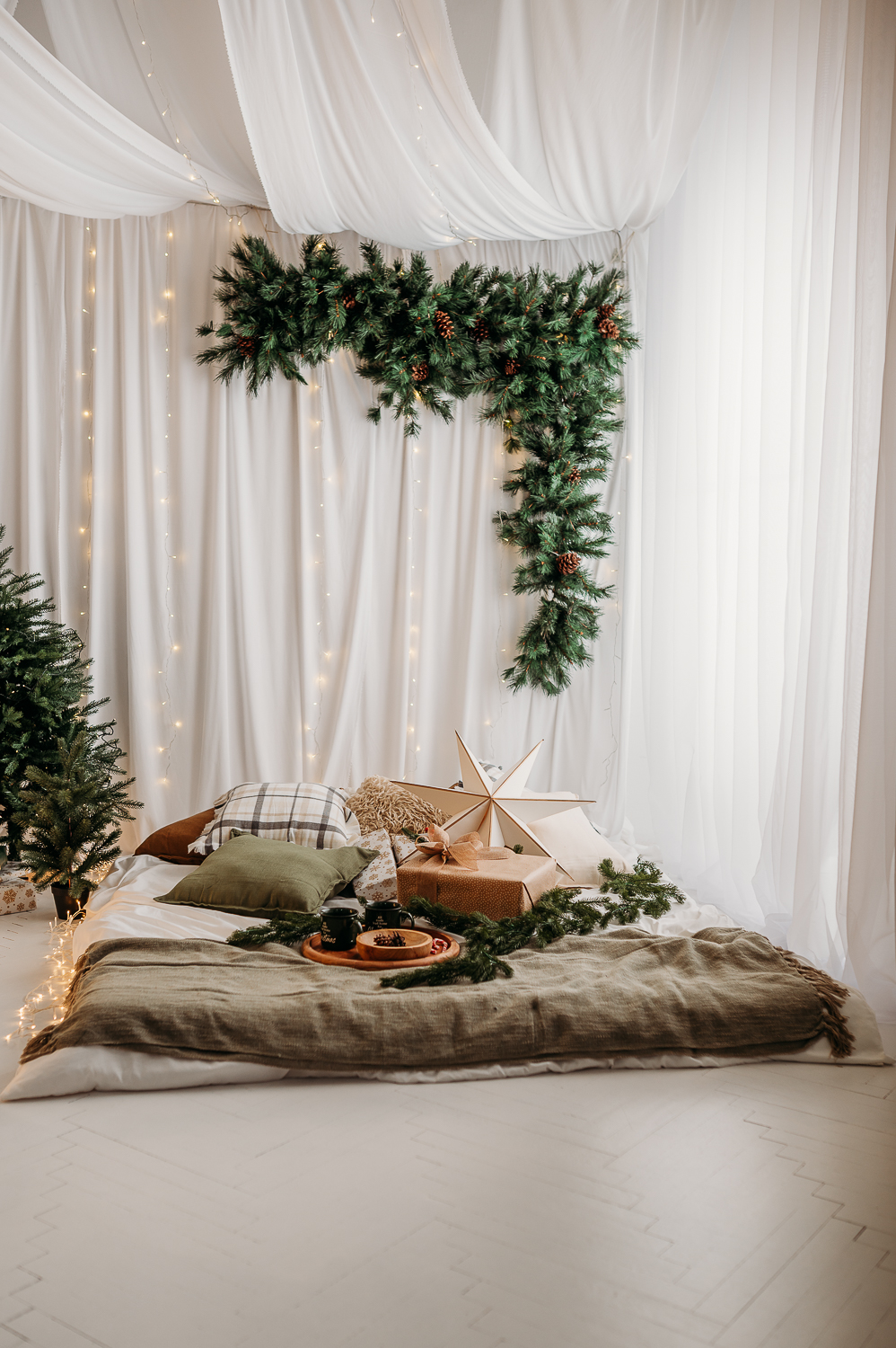 materac z poduchami na którym rodzina może pozować podczas mini sesji świątecznych W Warszawie