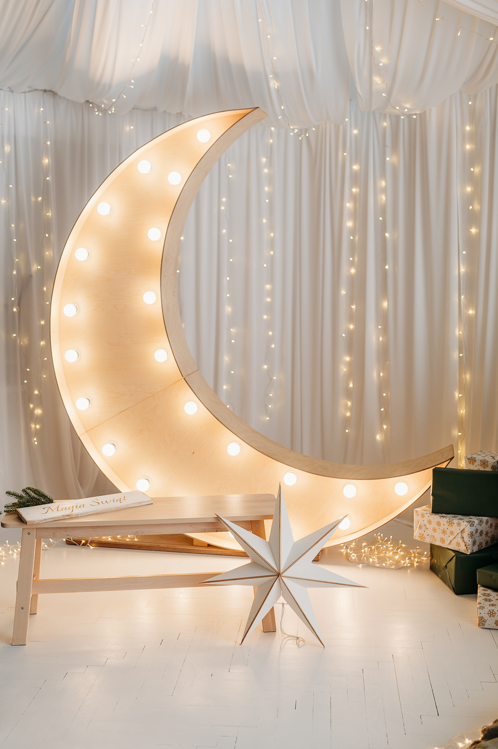 Świecący księżyc, scenka mini sesji świątecznych w Warszawie