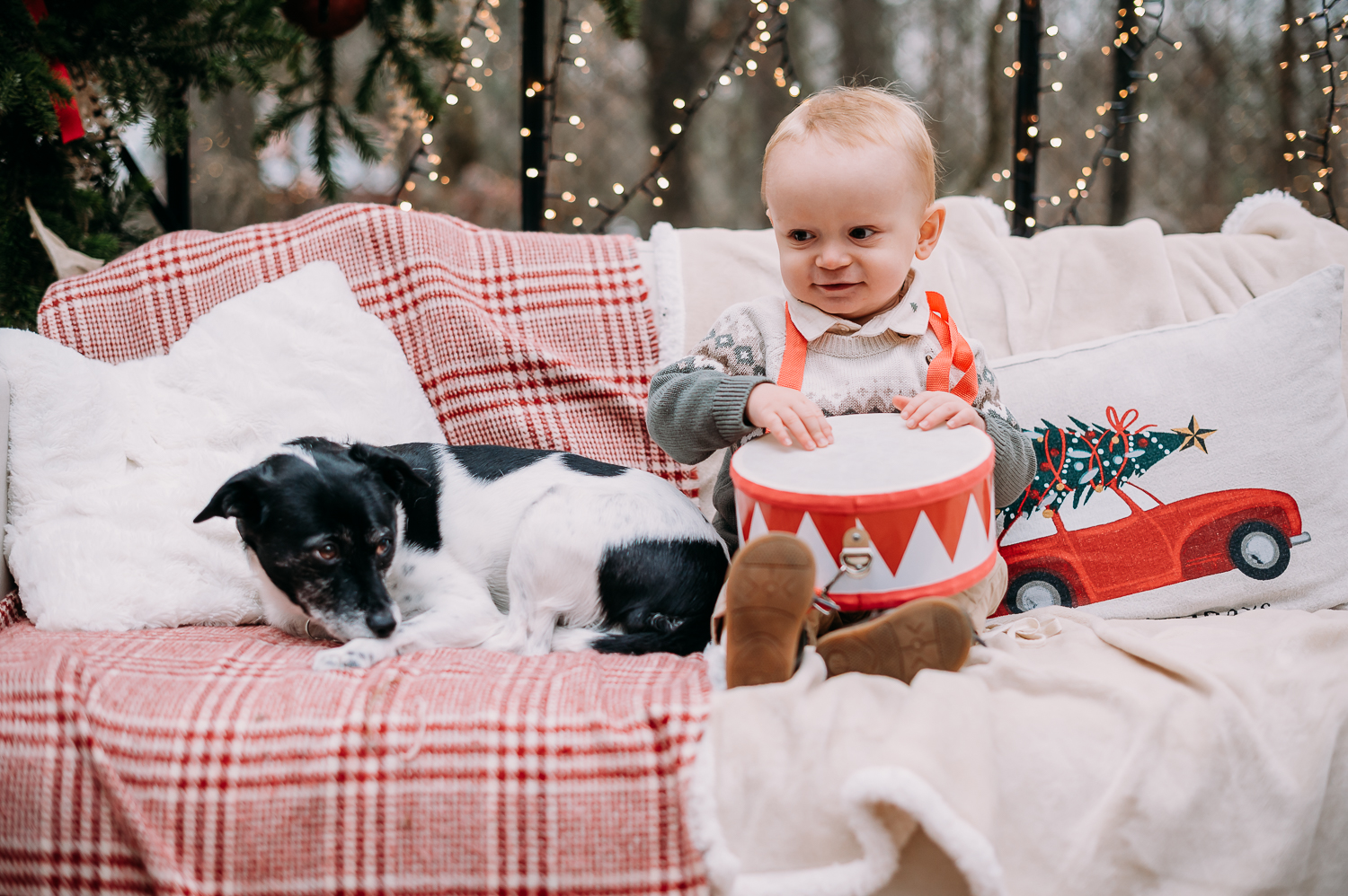 mały chłopiec gra na Bembenku na sesji w szklarni
