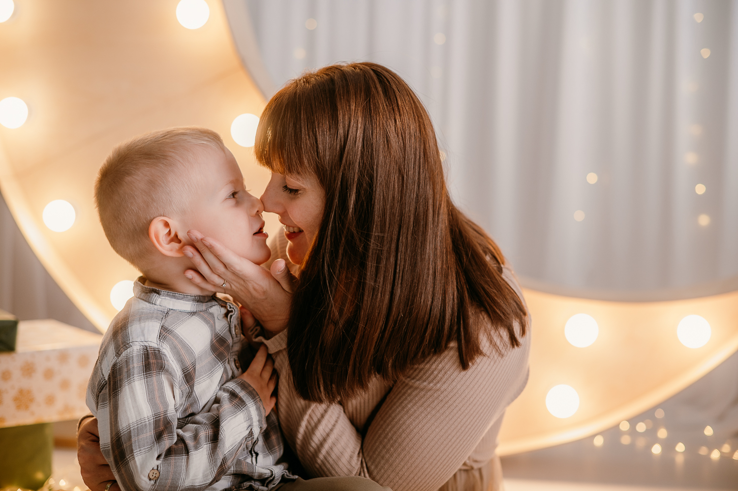 mama robi z małym synkiem noski noski podczas mini sesję w warszawie<br />

