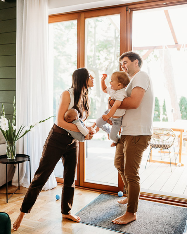 home-sesja-rodzinna-1 odzina bawi się i śmieje podczas rodzinnej sesji zdjęciowej