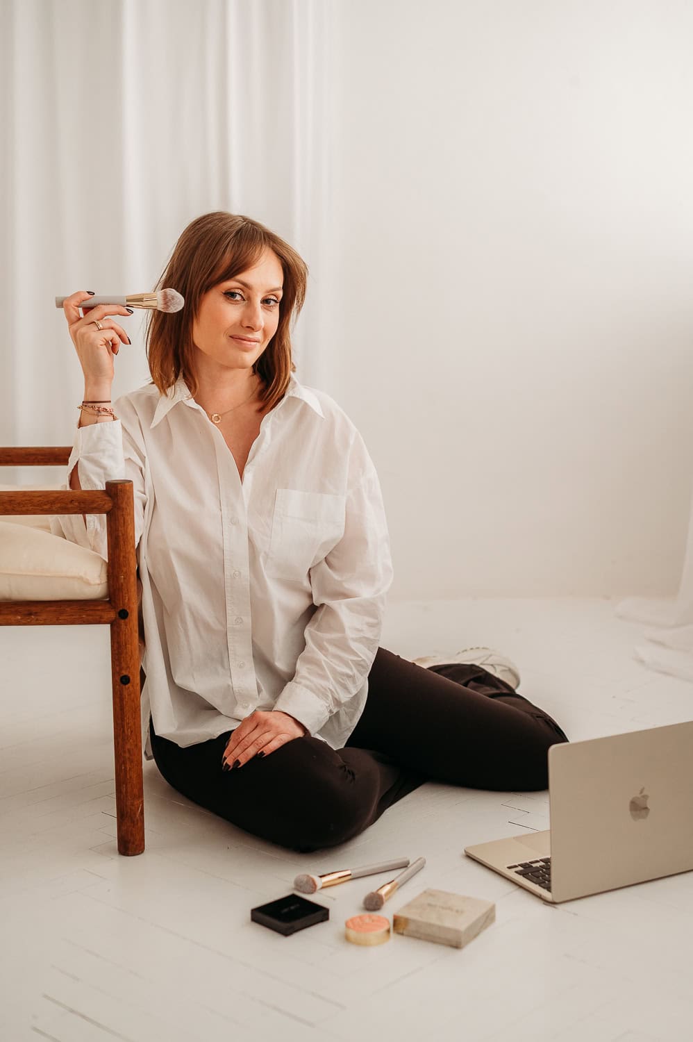 makijaż do sesji zdjęciowej pokazuje jak zrobić makijażystka<br />
