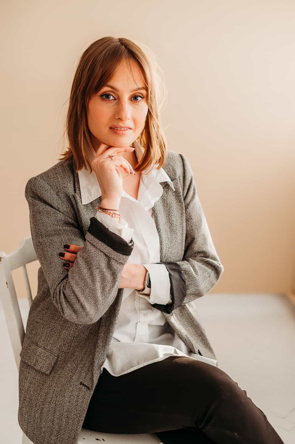 portret dziewczyny siedzącej na krześle 