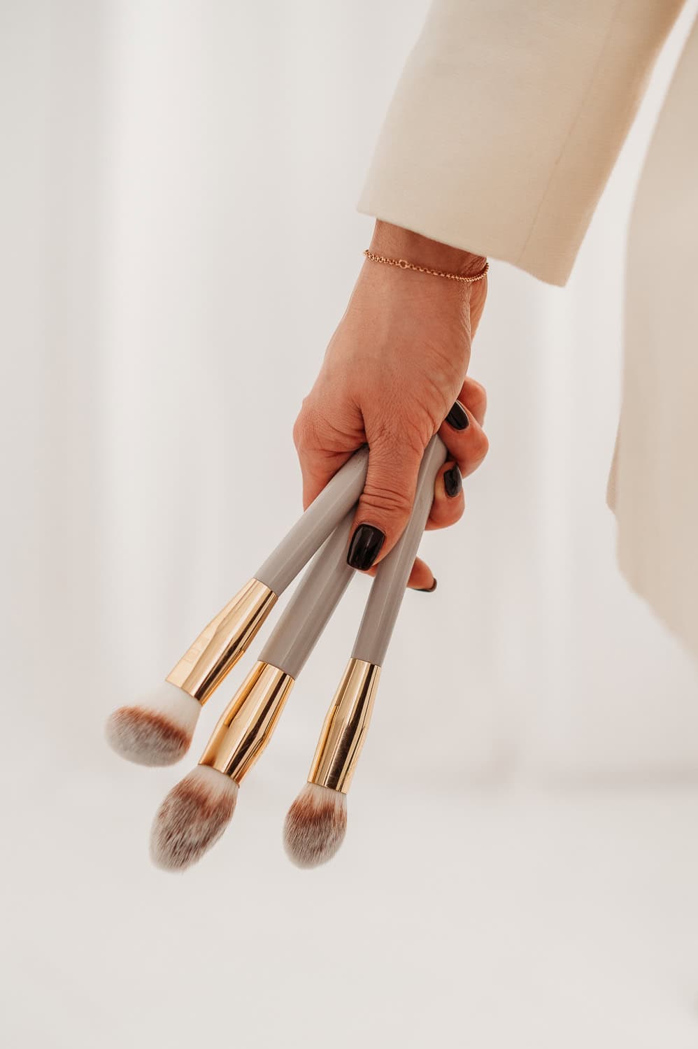 zbliżenie na pędzle do makijażu