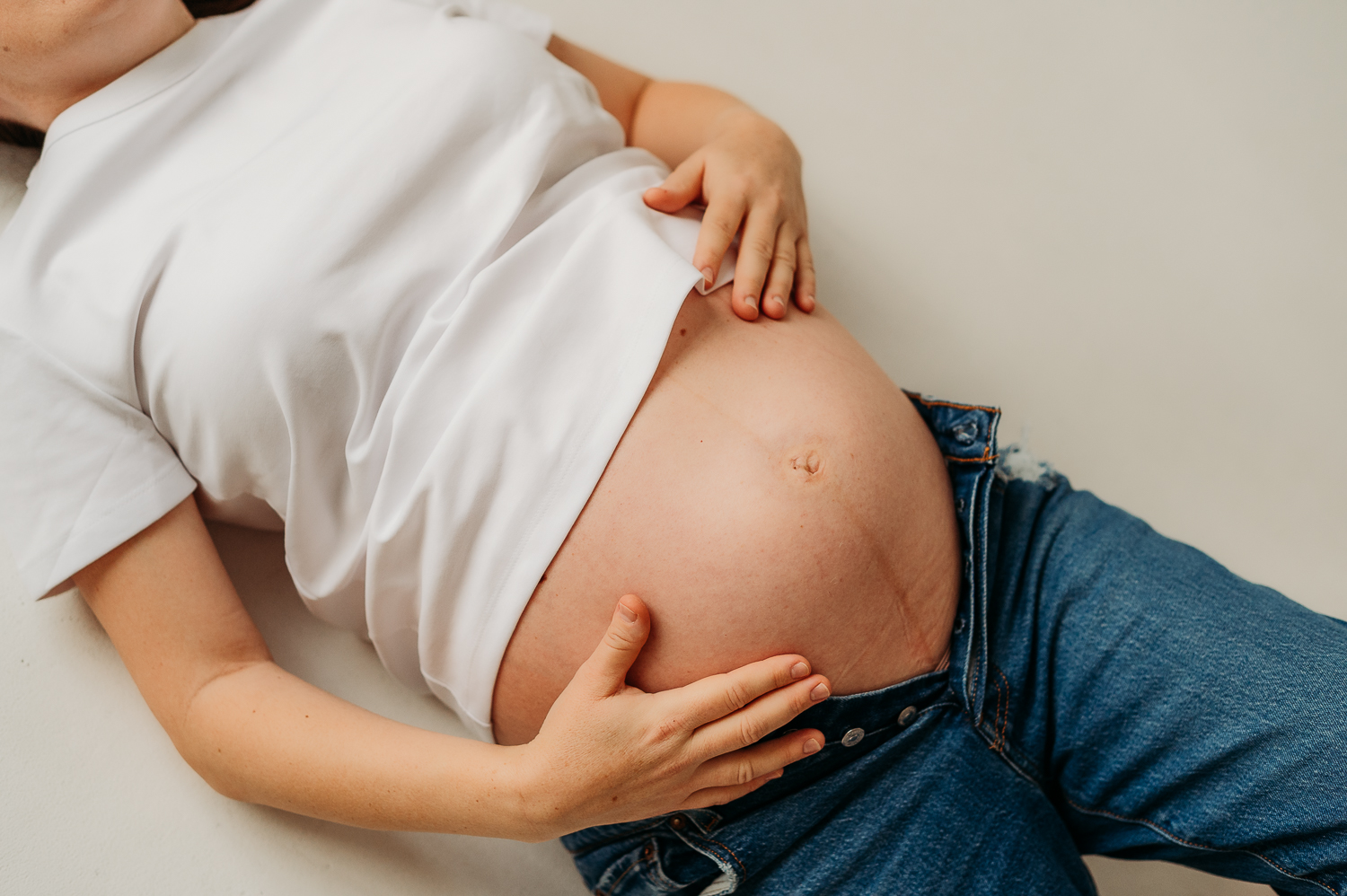 zbliżenie na brzuszek ciążowy