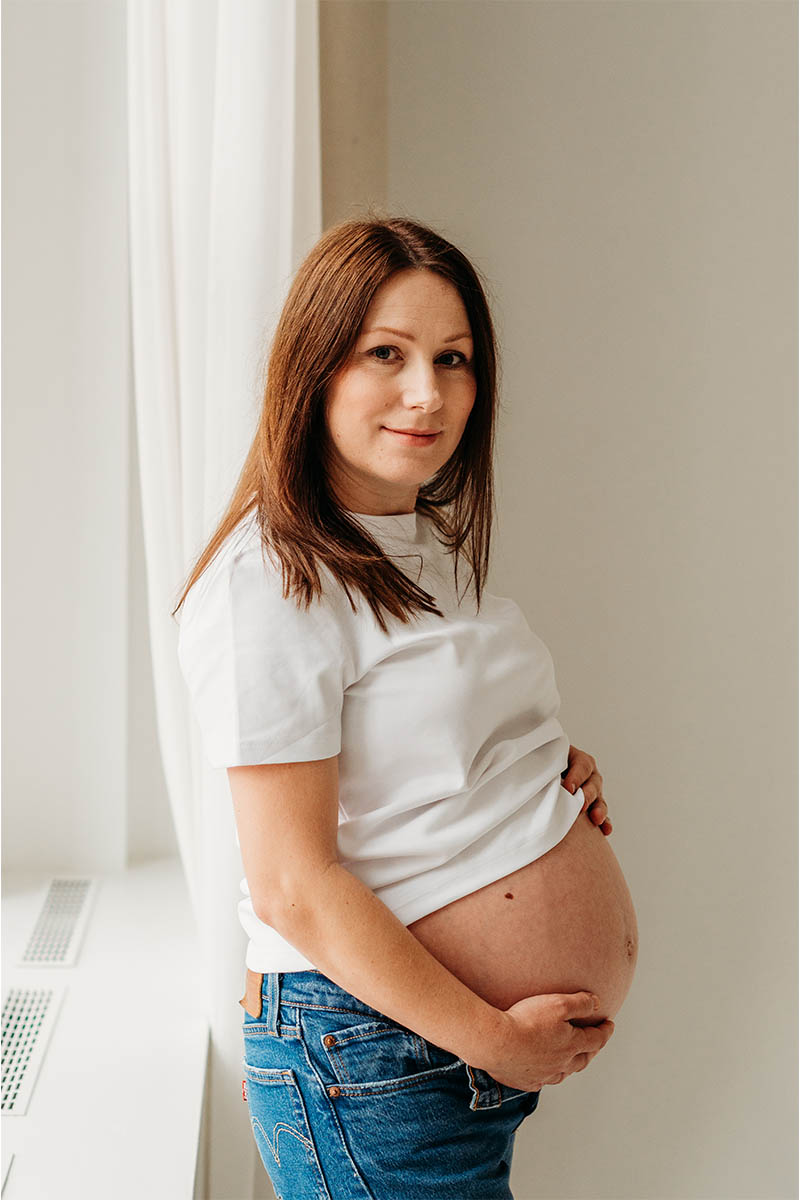 zbliżenie na ciążowy brzuszek<br />
