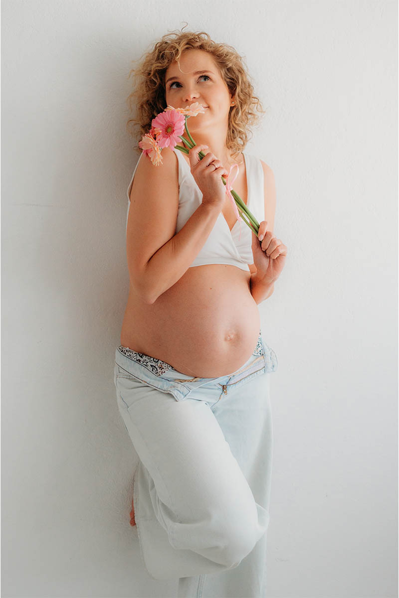 zbliżenie na brzuszek zrobione podczas sesji ciążowej w Warszawie