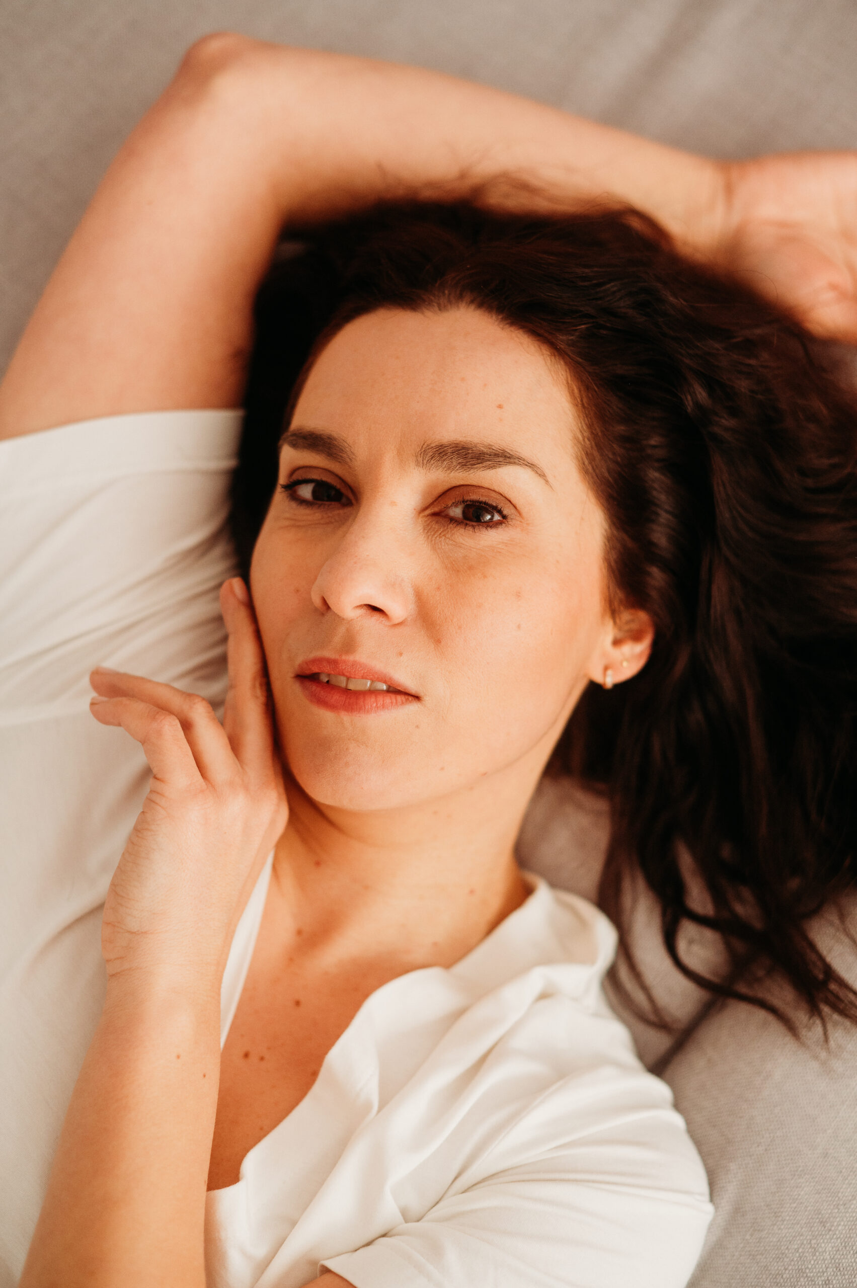 Portret kobiety zrobiony podczas kobiecej sesji zdjęciowej