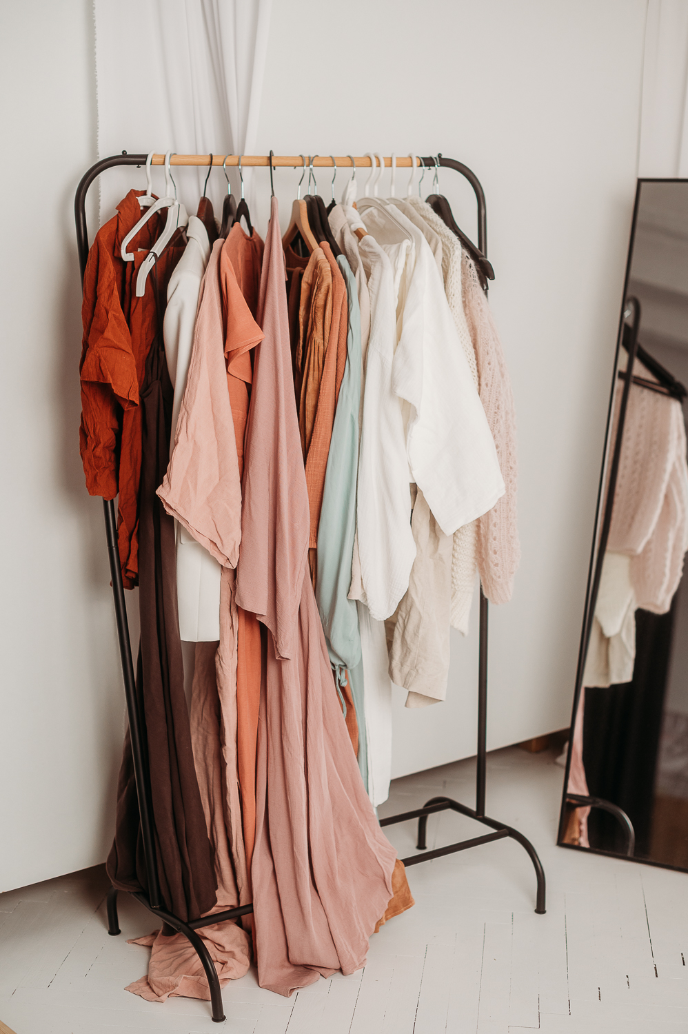 ubrania wiszą na wieszaku w studio fotograficznym Mokotów