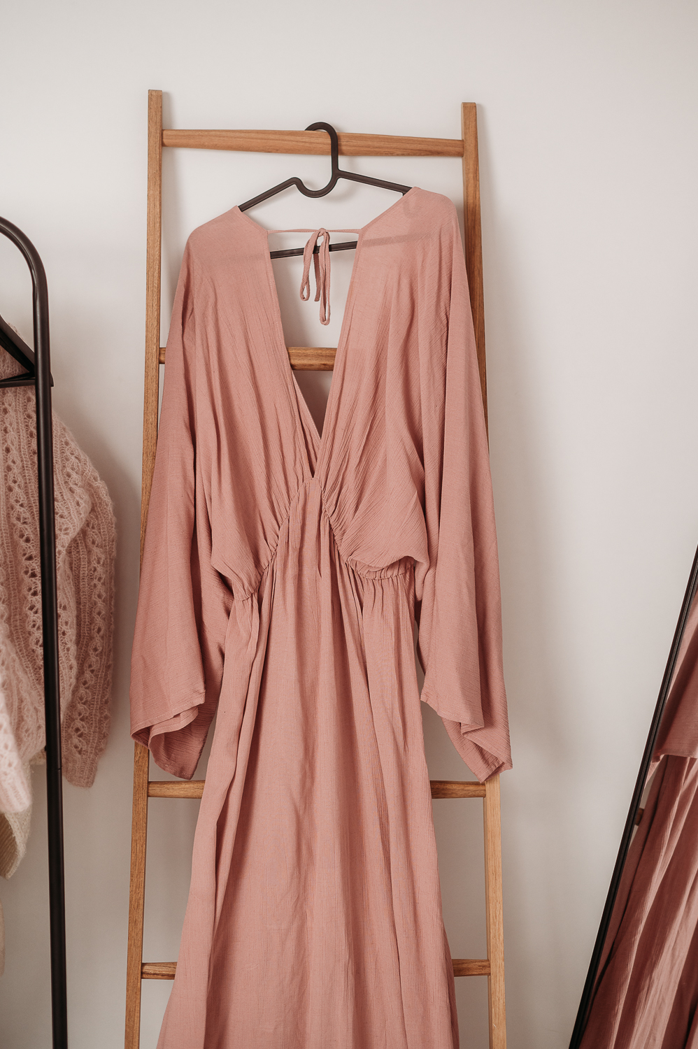 sukienka wisi na wieszaku w studio fotograficznym Mokotów