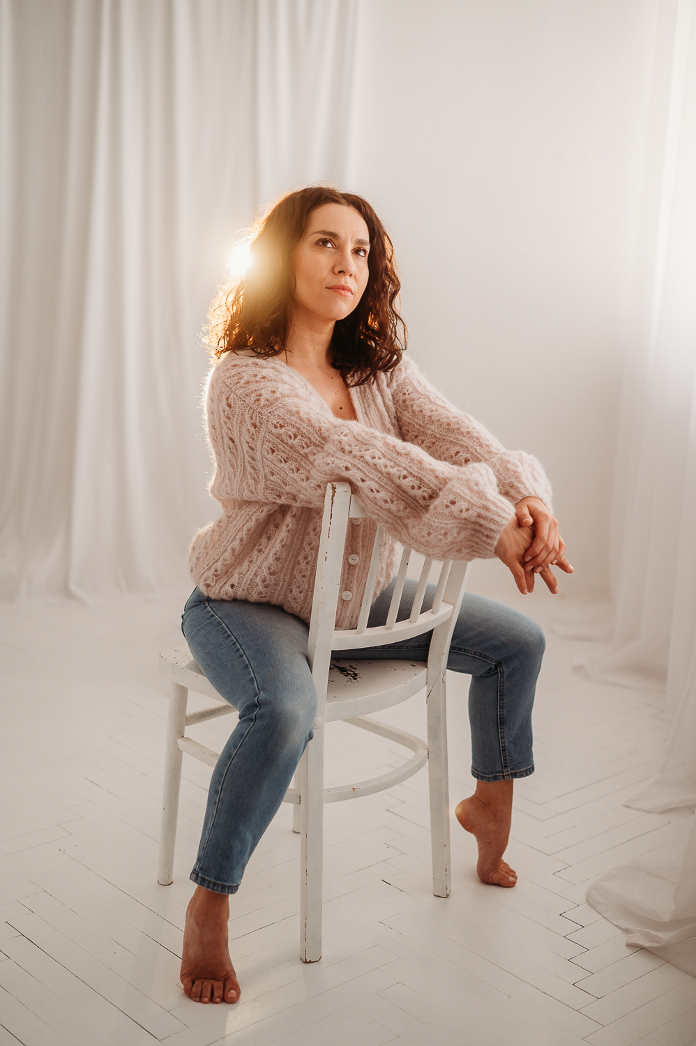 kobieta siedzi na krześle i patrzy w górę, zdjęcie zrobione podczas sesji kobiecej warszawa<br />
