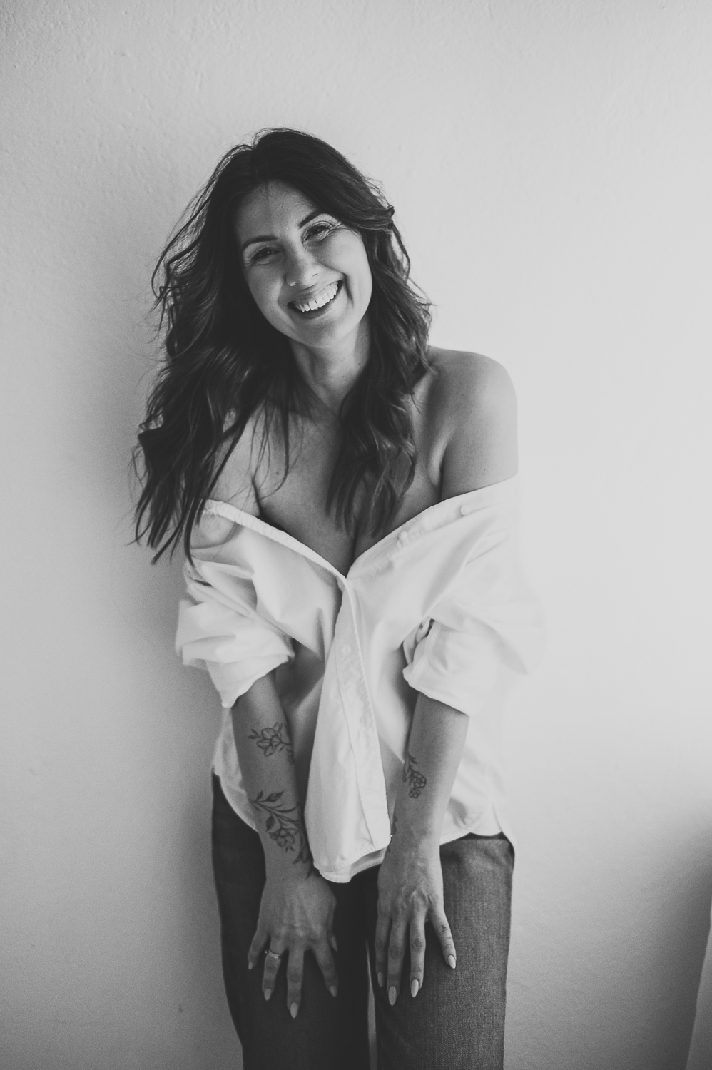 czarno biały portret uśmiechniętej kobiety ktora jest szczęśliwa i zadowolona<br />
